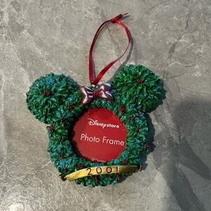 Disney Mickey Mouse 2001 Holly Berry Wreath Photo Frame Ornament